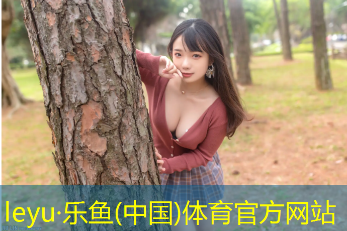 塑胶跑道铺草坪